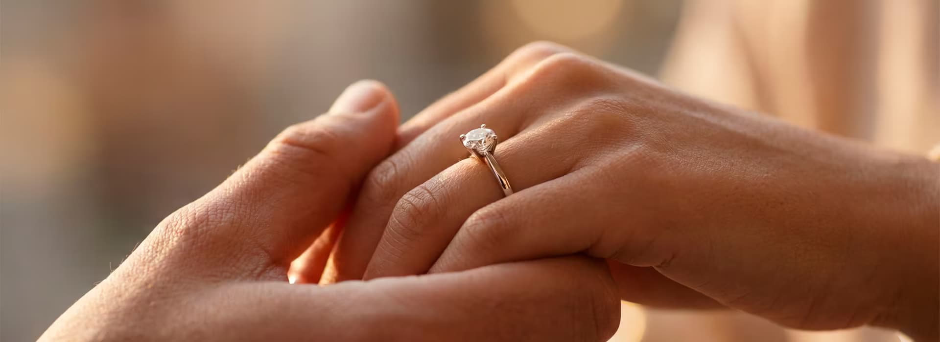 Mãos entrelaçadas exibindo aliança de casamento