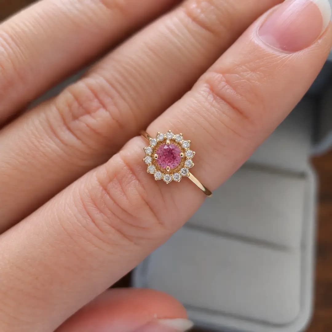 Anel Ágata com pedra rosa usado no dedo em detalhe
