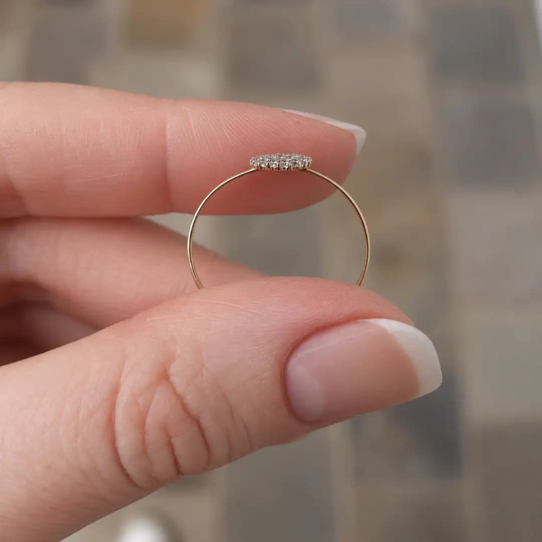Anel Camila em ouro maciço com aro fino e conjunto de pedras brilhantes visto de lado