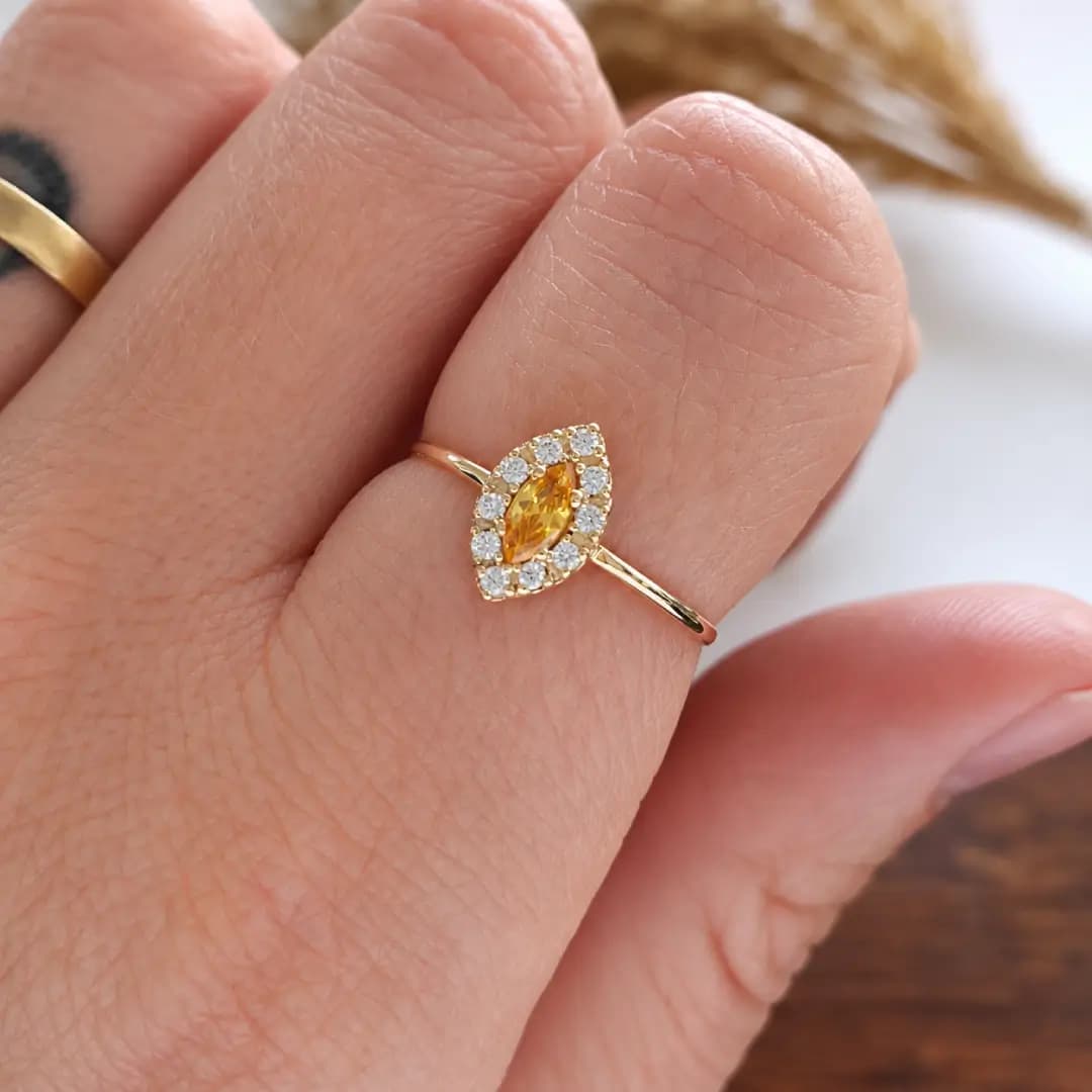 Anel Liz em ouro amarelo com pedra citrino e zircônias brancas no dedo