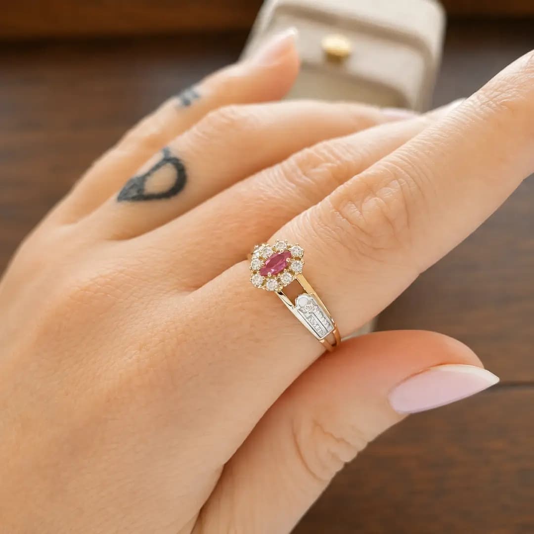 Detalhe do anel de formatura Ciências Contábeis com turmalina rosa