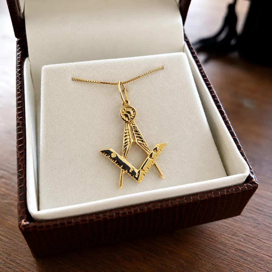Pingente em ouro maciço no estojo