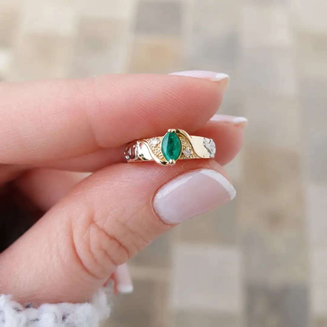 Anel de formatura Enfermagem com pedra verde