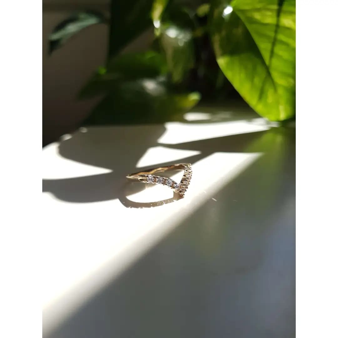 Anel meia aliança em V em ouro maciço com 9 zircônias de 2mm