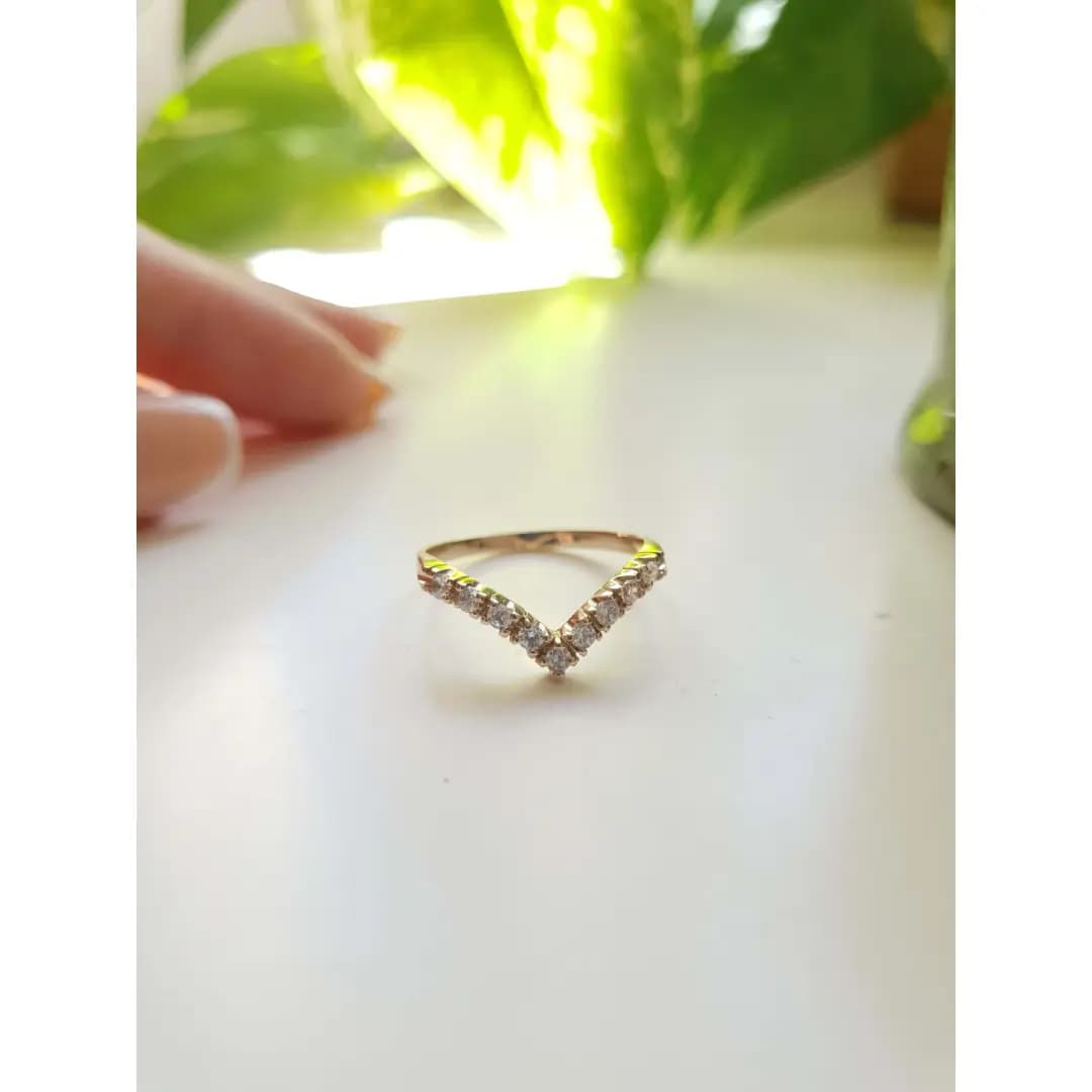 Anel meia aliança em V em ouro maciço com 9 zircônias de 2mm