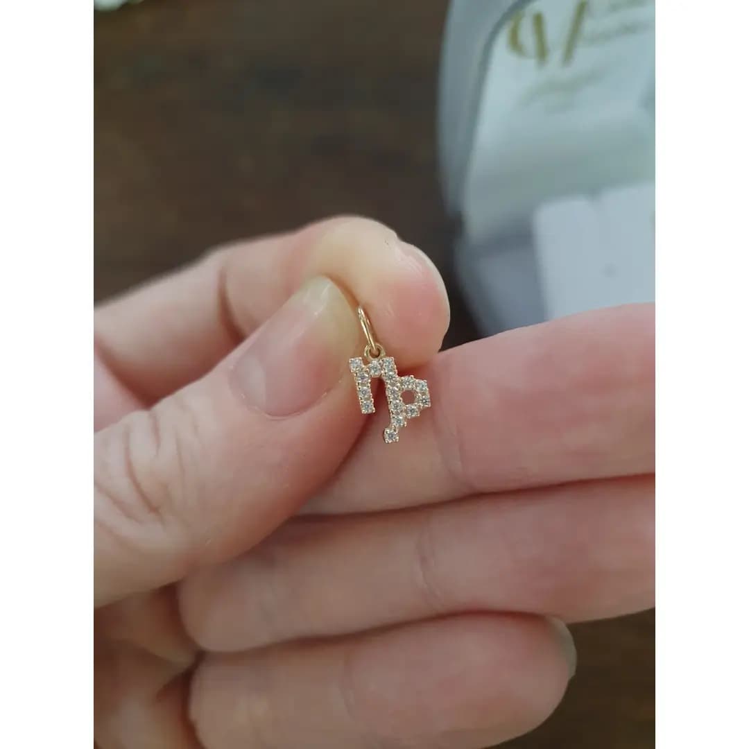 Pingente no signo de Capricórnio em ouro maciço e zircônias