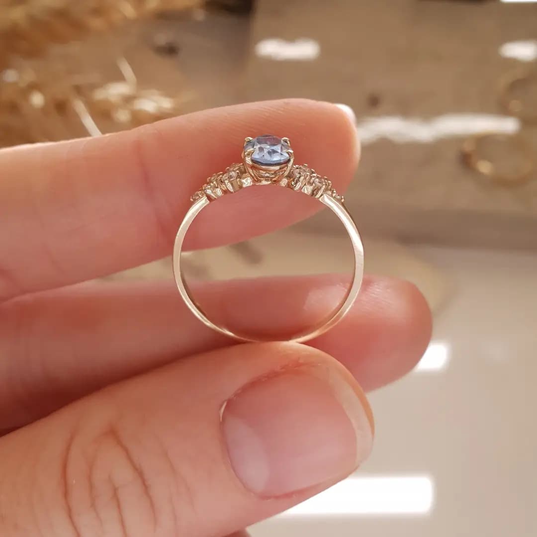 Anel de noivado Thaissa produzido em ouro 10k e 18k