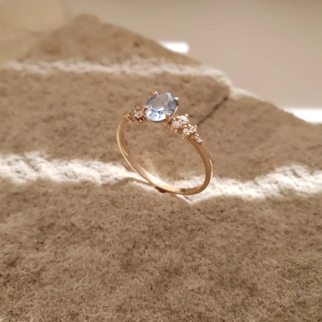 Anel de noivado Thaissa produzido em ouro 10k e 18k