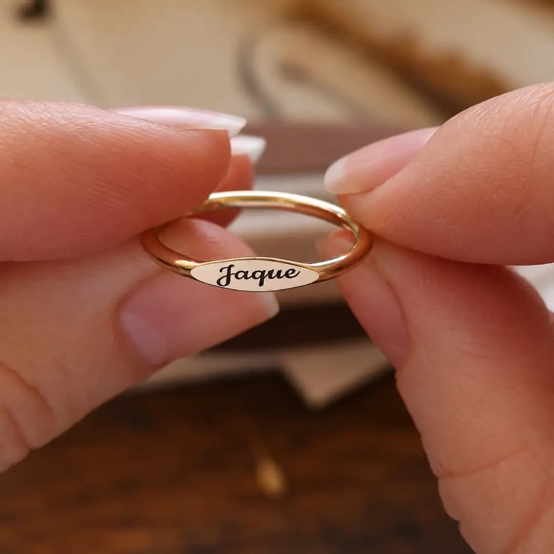 Aliança personalizada com gravação do nome Jaque em ouro maciço