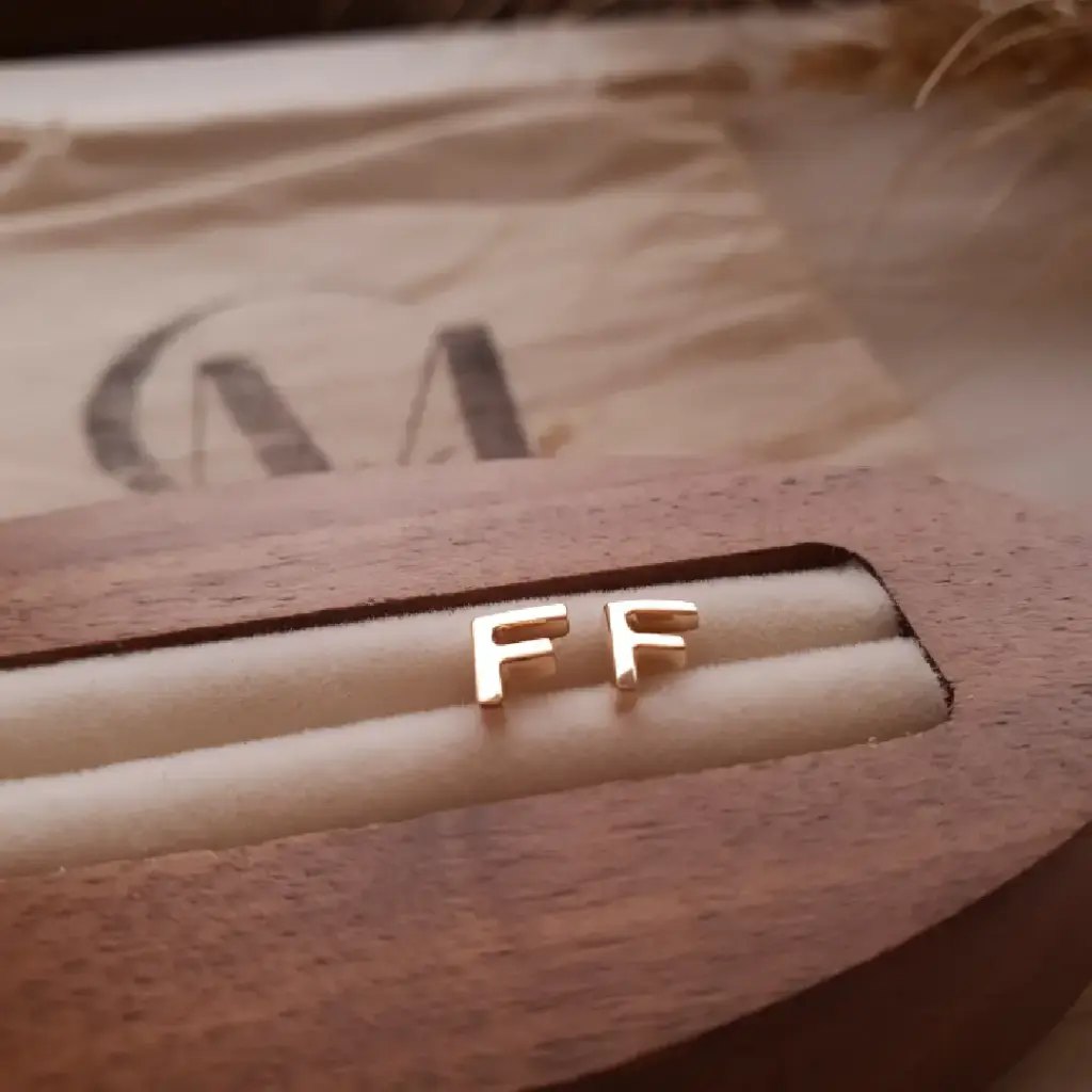 Caixa de madeira personalizada com as iniciais 'FF'