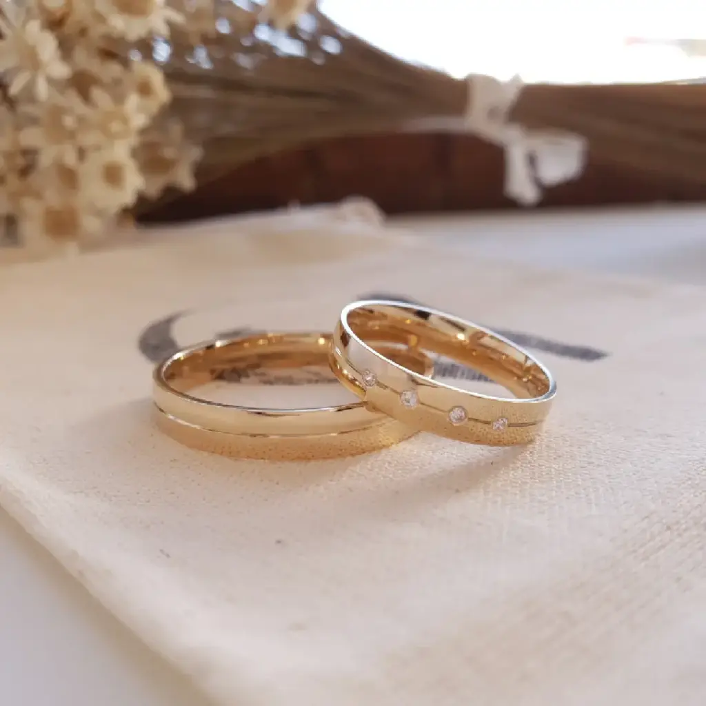 Par de alianças de casamento em ouro