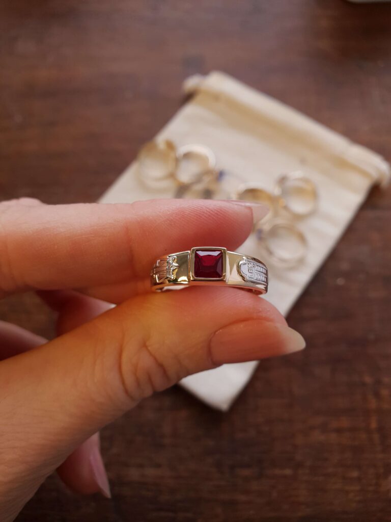 Anel de formatura em ouro maciço C157