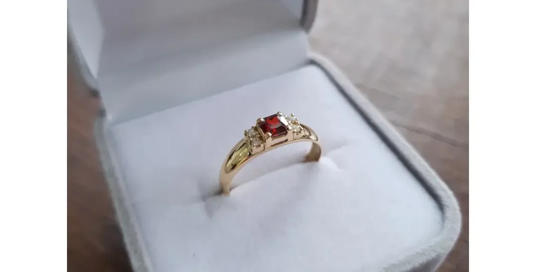Anel C163 com uma pedra granada em ouro maciço