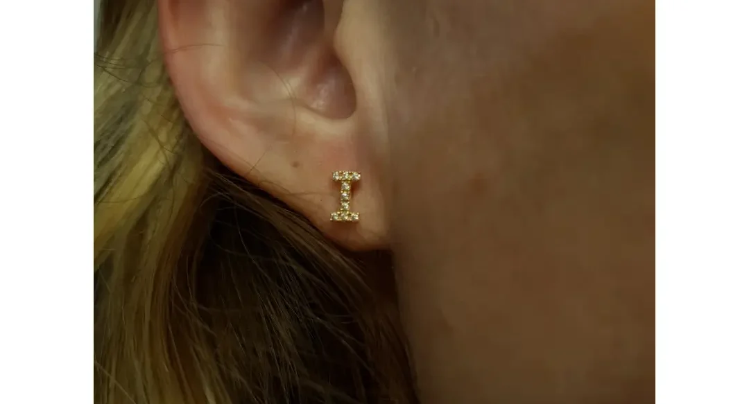 Brinco em Ouro 18k no formato da letra i com 9 zircônias de 1mm