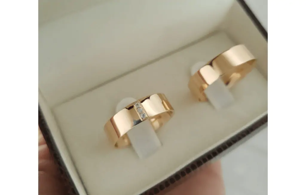 Alianças em ouro maciço com 2 zircônias de 1,25mm